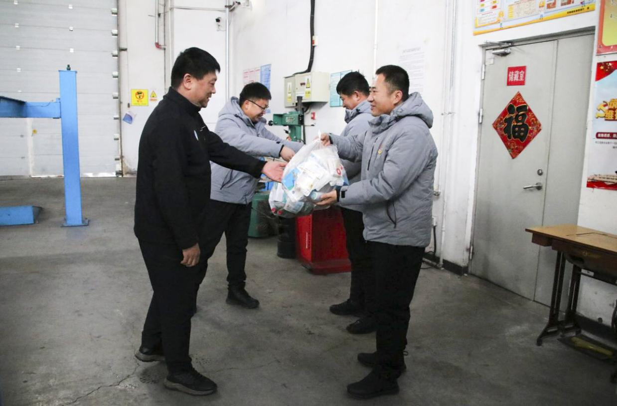 關(guān)愛相伴,健康同行——長(zhǎng)白山西南景區(qū)運(yùn)營(yíng)黨支部開展送藥送溫暖活動(dòng)