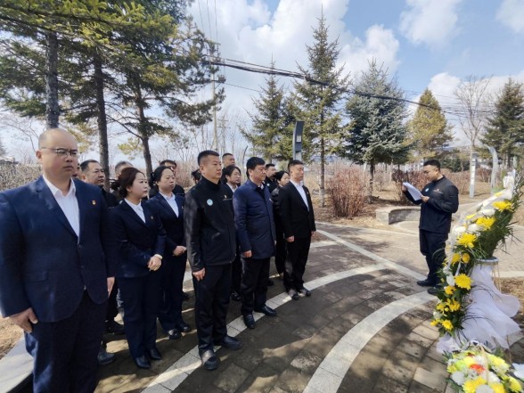 長白山西南景區(qū)運(yùn)營黨支部開展 “清明祭英烈 鮮花寄哀思 ”主題黨日活動(dòng)